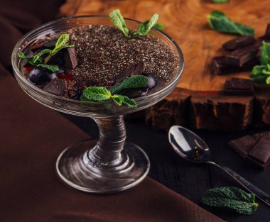 Kuru erik ve nane yapraklı çikolatalı mus tatlısı.