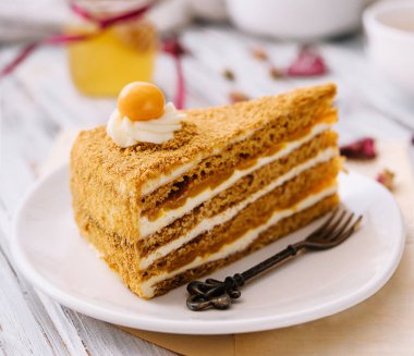 Tabakta portakallı cheesecake, ahşap masada.