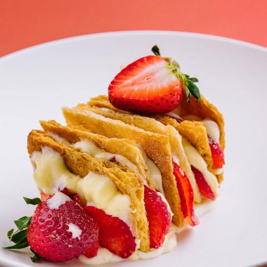 Çilek ve kremalı milföy tatlısı tabakta