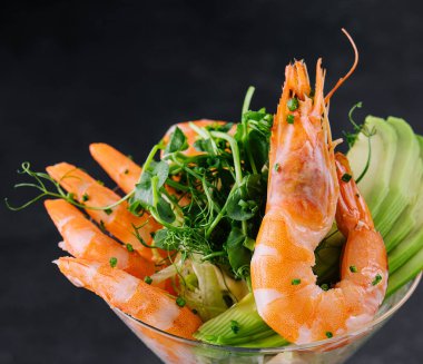 Martini bardağında karides ve avokado parçaları.