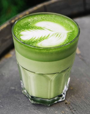 Kibrit latte yeşil süt bardağı ahşap fıçıda.