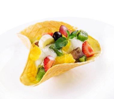 Beyaz üzerine izole edilmiş waffle sepetinde vanilyalı dondurma.