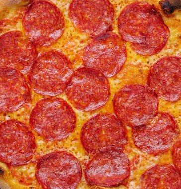 Biberli taze ve lezzetli bir pizza.
