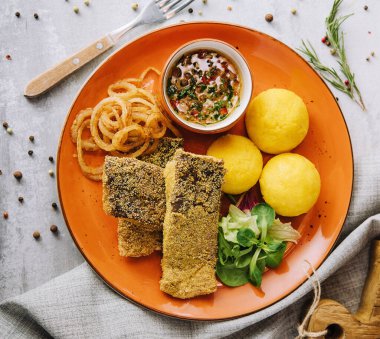 Balık üst görüşlü nefis ev yapımı bir hominy.