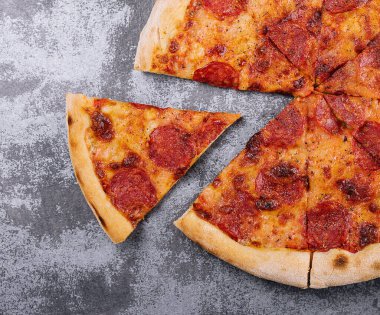 Sıcak biberli pizzanın en üst görüntüsü.