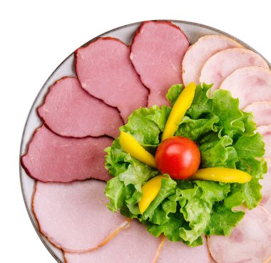 Üst tabakta taze dilimlenmiş sosis