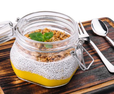 Chia puding ile egzotik meyve ve granola