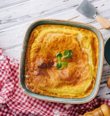 Tahta masada etli ve fesleğenli lezzetli turta.