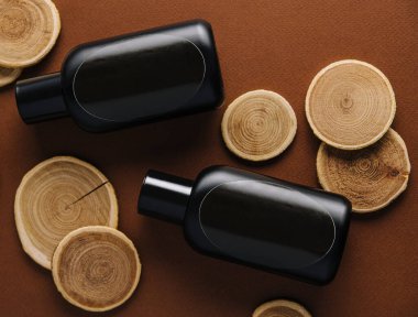 İki plastik şişe vücut bakımı veya şampuan.