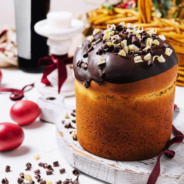 Yuvarlak kokulu paskalya çöreği ve çikolata parçacıkları