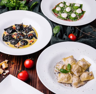 Farklı mantı ve ahşap üzerinde lazanya pişirdim.