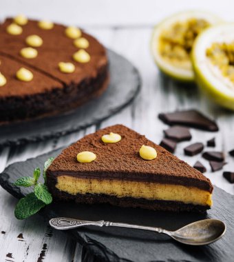 Taze tutku meyveli çikolatalı kek.