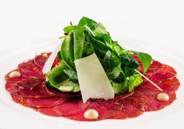 Parmesan peynirli sığır carpaccio yakından.