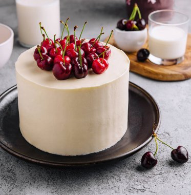 Siyah tabakta kirazlı vanilyalı cheesecake mus.