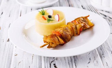 Izgara sebze şişleri ve patates püresi ile tavuk.