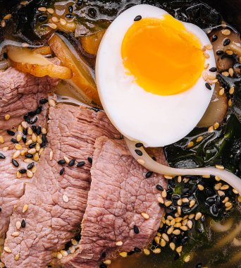 Geleneksel Japon erişte çorbası ve wagyu bifteği.