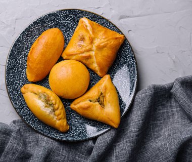 Bir yığın taze puf böreği.