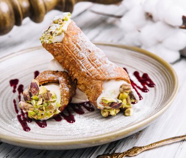 Geleneksel İtalyan tatlı cannoli siciliani tabakta