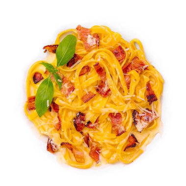 Pastırma ve fesleğenli makarna.