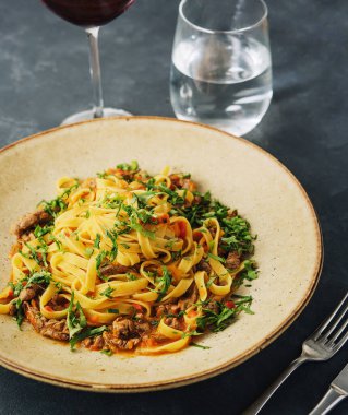 Bolonez soslu yumurta makarna ve domates sosu.