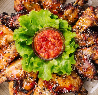 Beyaz susamlı ızgara tavuk kanadı.