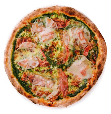 Pastırmalı pizza ve beyaz arka planda ıspanak.