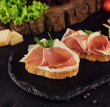 Jambon ve parmesan peynirli bruschetta.