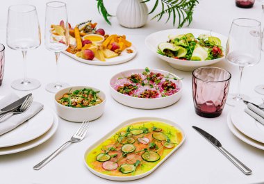 Somon carpaccio ve lezzetli aperatifler bir restoranda