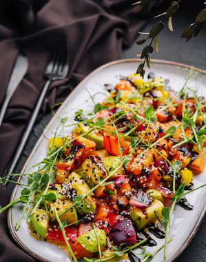 Tabakta soya soslu taze sebze ızgara.