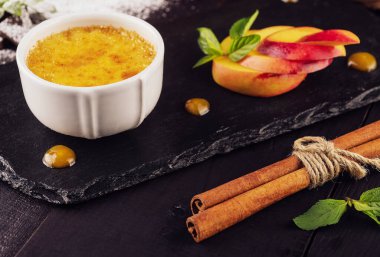 Kayısı parçaları ve tarçınlı creme brulee.