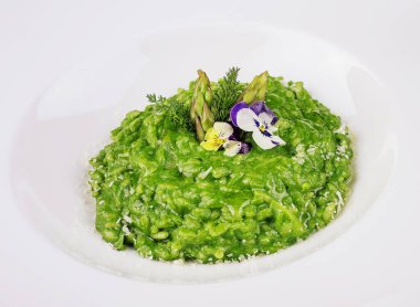 Kuşkonmazlı risotto tabağı.