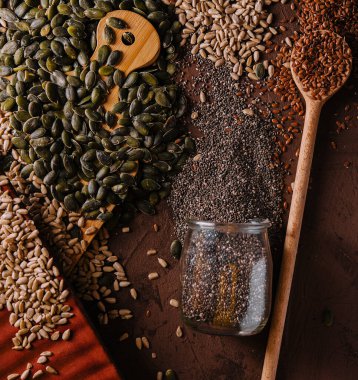 Değişik tahıl ve tohumlar eski püskü ahşap üzerinde.