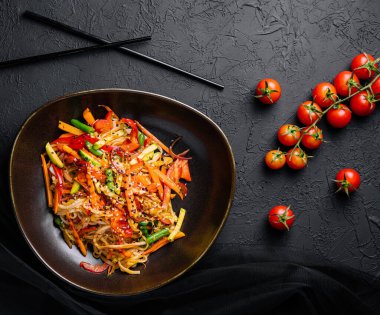 Sebzeli Asya usulü udon eriştesi.