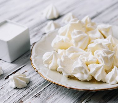 Tahtadaki bir tabakta meringue kurabiyeleri