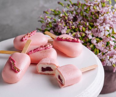 Dondurma şeklinde tatlı.