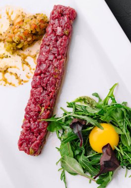 Biftek tartar ve sarısı olan roka.