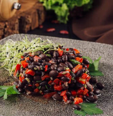 Kırmızı dolma biberli fasulye salatası.