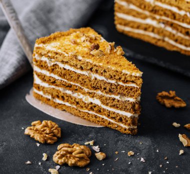 Bir dilim ballı kek. Yakın çekim.