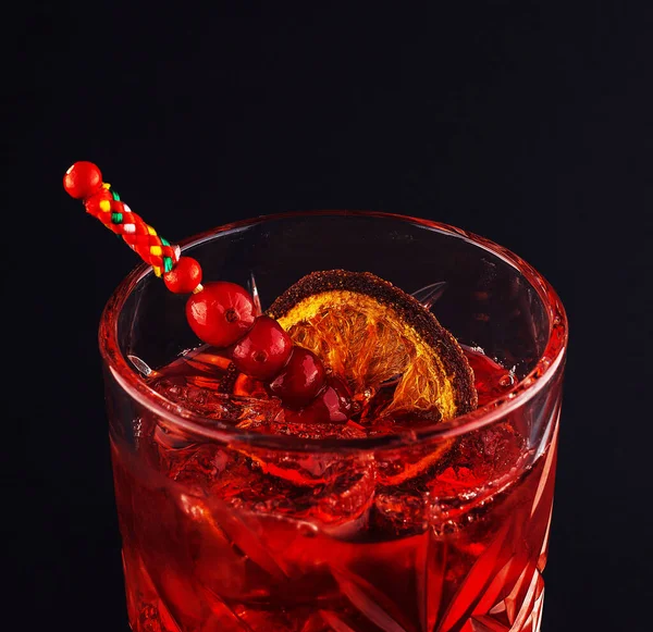 Classic Negroni Cocktail Ρετρό Ποτήρι Πάγο Και Φλούδα Πορτοκαλιού Μαύρο — Φωτογραφία Αρχείου