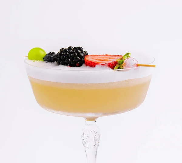 Close Gele Cocktail Met Wit Schuim Met Bessen — Stockfoto