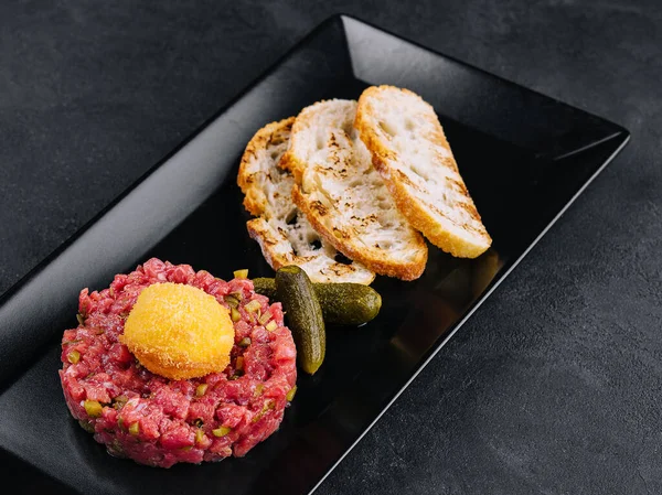 Salatalık ve ızgara ekmekli biftek tartartarı.