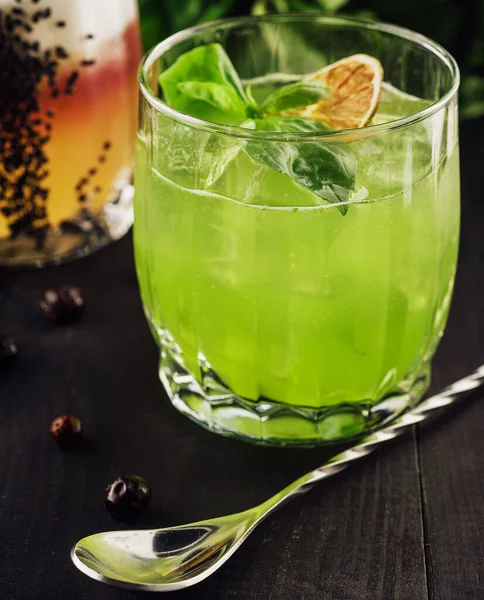 Алкогольний Коктейль Базилік Розбивається Зеленим Базиліком — стокове фото
