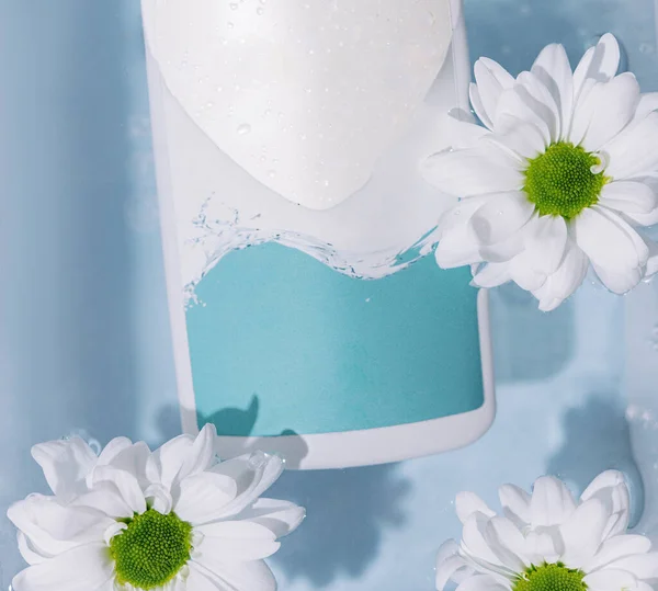 Šampon Nebo Produkty Pro Péči Pleť Heřmánkové Květy Bílém Povrchu — Stock fotografie