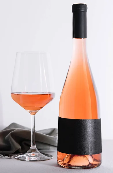 Copa Botella Vino Rosa Sobre Fondo Claro —  Fotos de Stock
