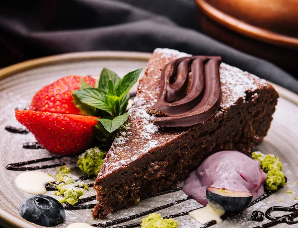 stock image Brownie cake with a scoop of vanilla ice cream and strawberries