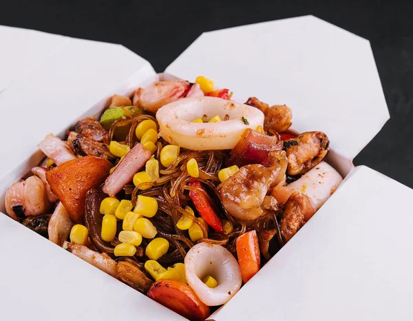 アジア風の魚介類と野菜の炒め物麺 — ストック写真