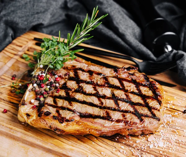 Gegrilltes Striploin Geschnittenes Steak Auf Schneidebrett — Stockfoto