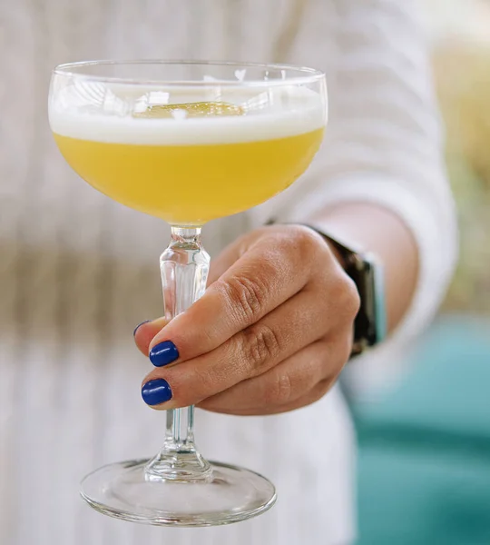 Bir Kızın Ellerinde Bir Bardak Martini — Stok fotoğraf