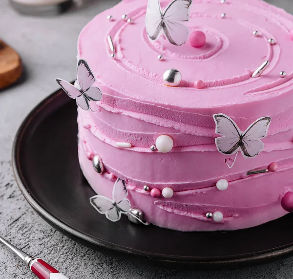蝶の形でピンクのケーキの装飾 — ストック写真
