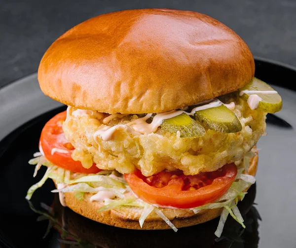 Fried Fish Fillet Burger Black Plate — Stockfoto